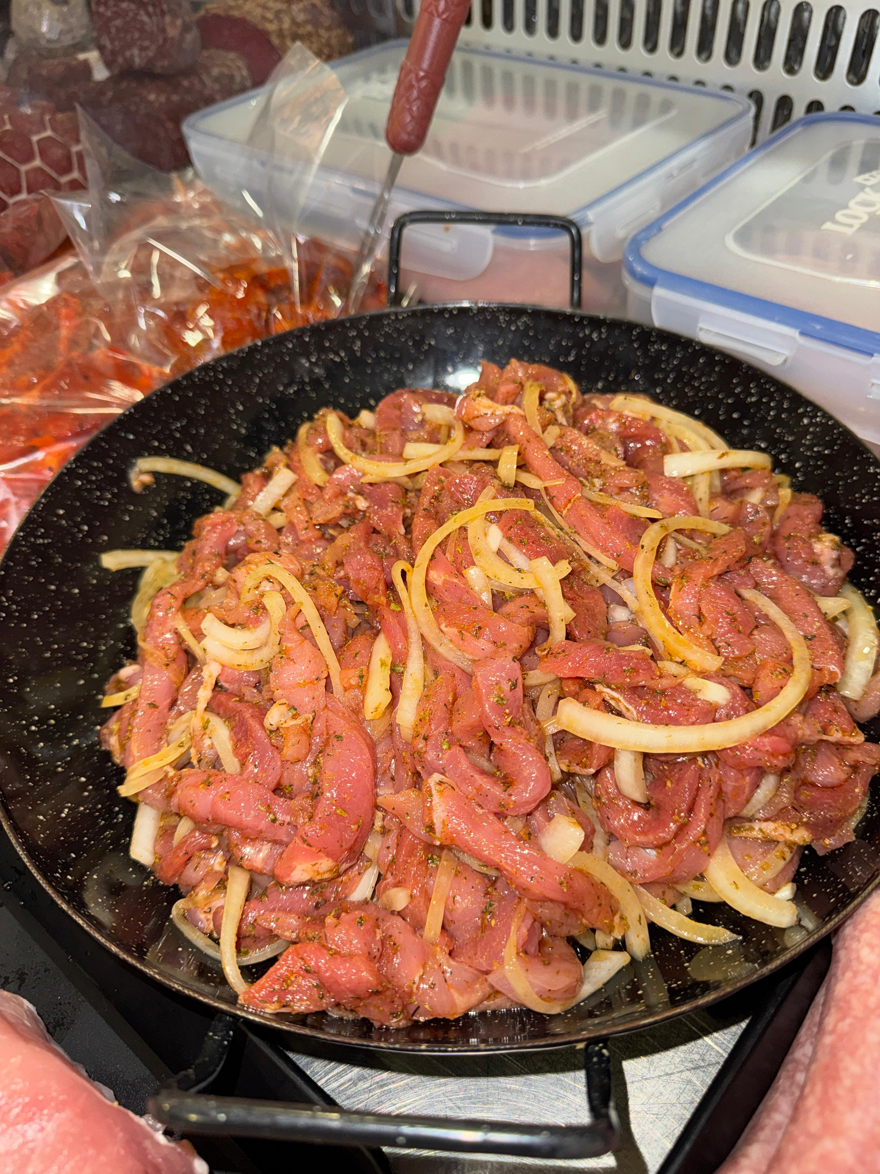 Pfanne mit wuerzigem Gyros